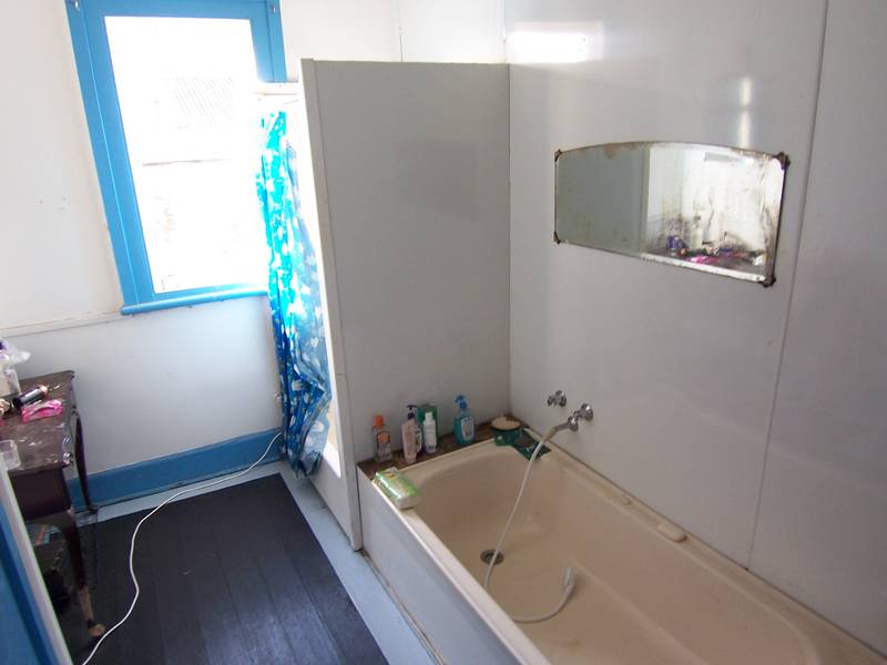 Ripe For Renovation and Decoration! Picture 3