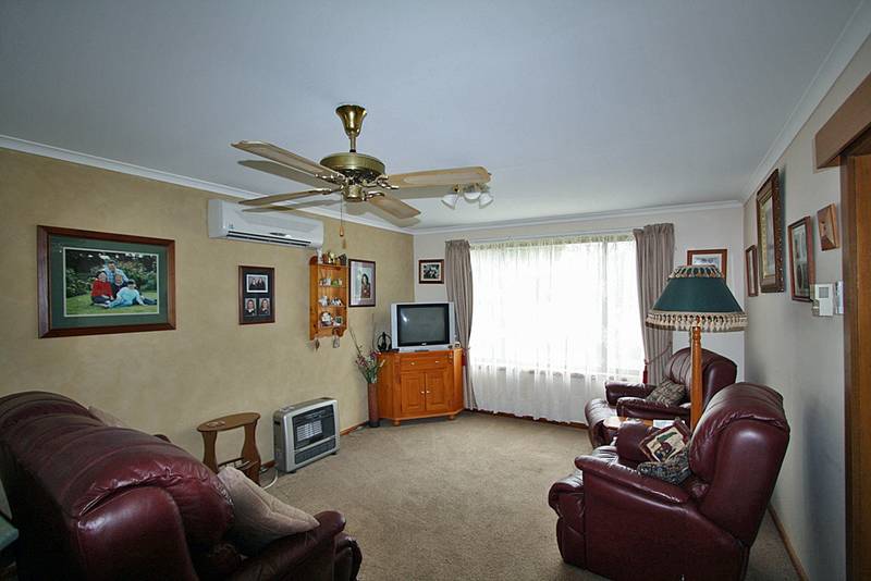 Ideal Family Home On Two Acres In Town Picture 2
