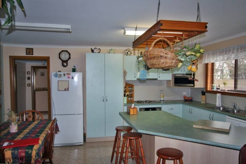 Ideal Family Home On Two Acres In Town Picture 3