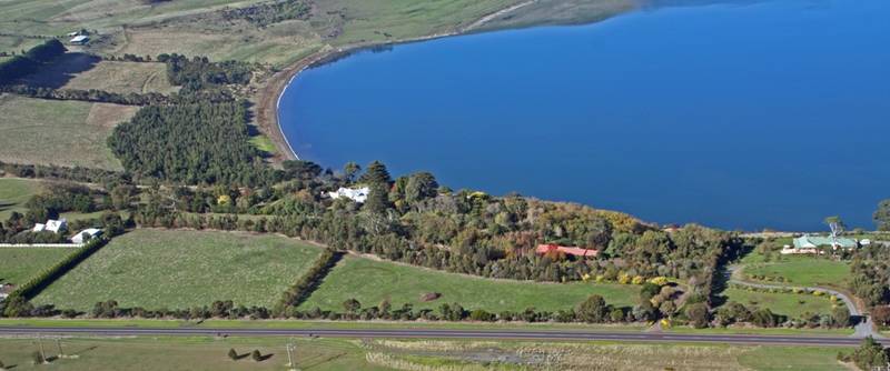 SPECTACULAR LAKESIDE GARDEN Picture 2