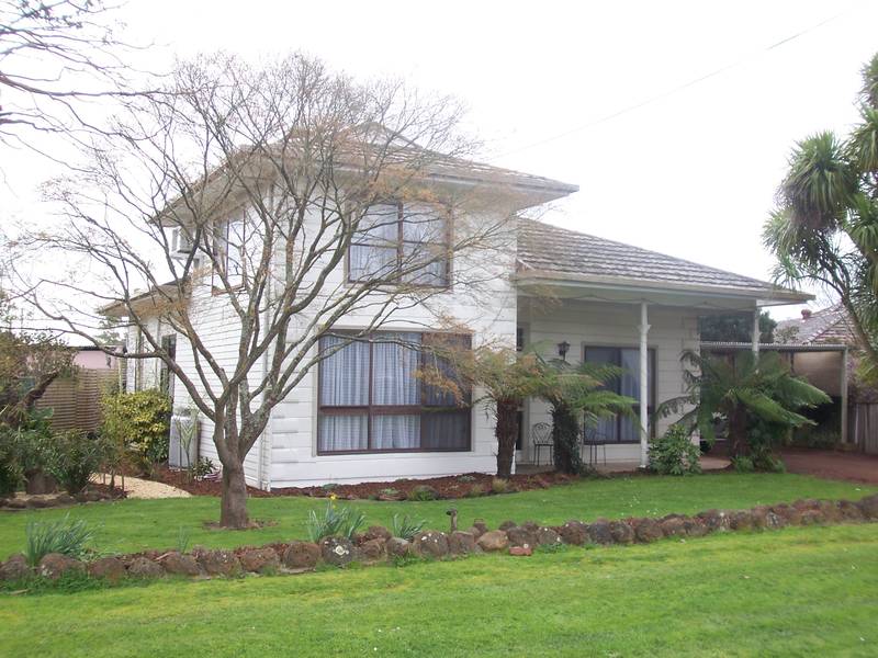 End the Space Race! -
4 bedroom family home Picture 1