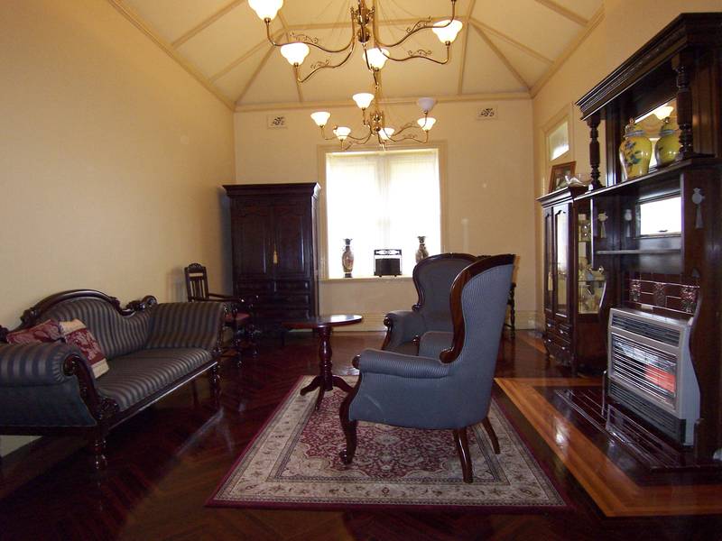 Edwardian Elegance - Stunning 4 Bedroom Home Picture 2