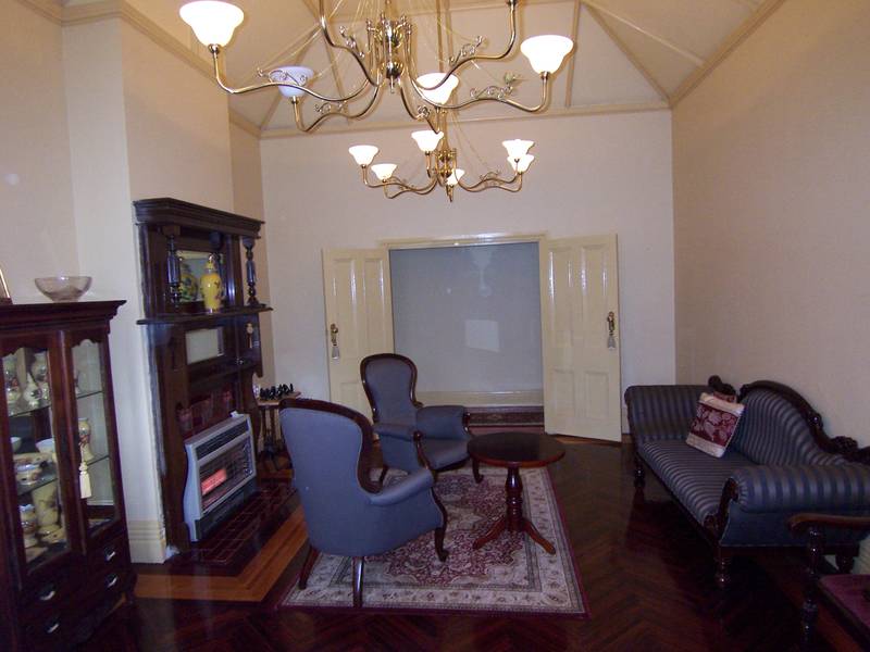 Edwardian Elegance - Stunning 4 Bedroom Home Picture 3