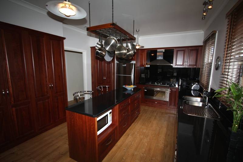 Stylish living at it's finest Picture 3