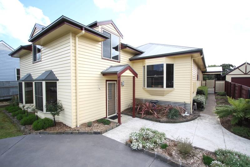 Stylish living at it's finest Picture 1