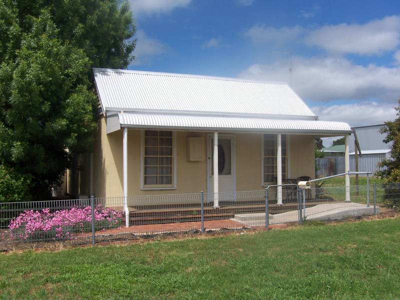 Charming Cottage, Conveniently Located. Picture 1