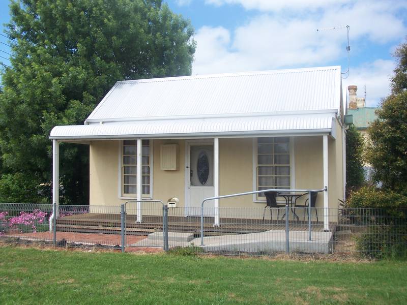 Charming Cottage, Conveniently Located. Picture 2