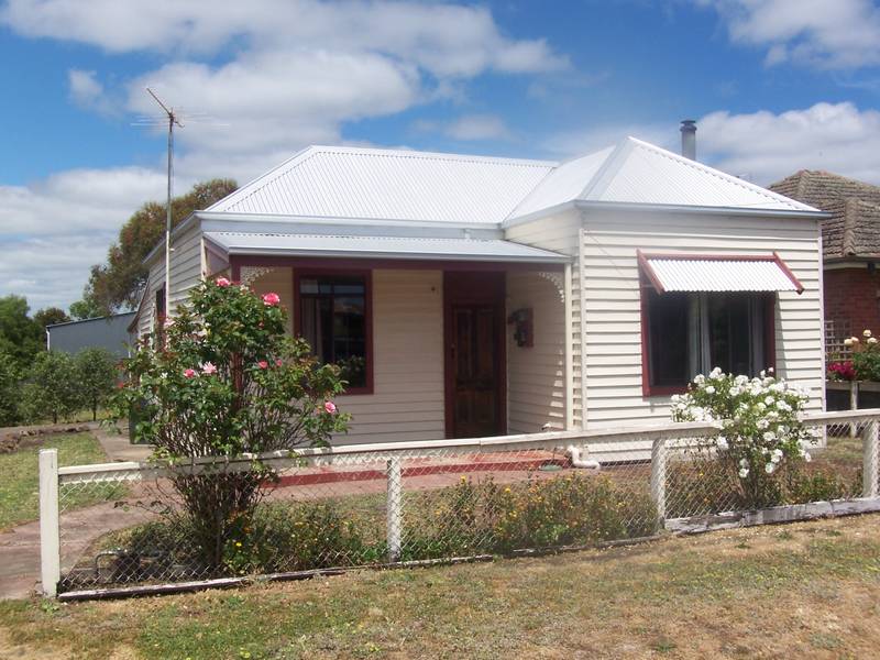 3 Bedroom Weatherboard Cottage Picture 1