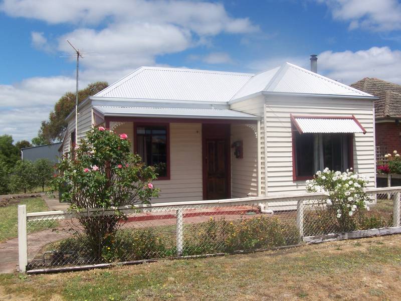 3 Bedroom Weatherboard Cottage Picture 1