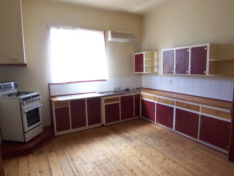 3 Bedroom Weatherboard Cottage Picture 3