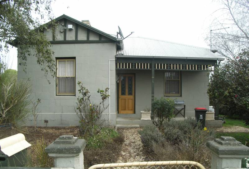 2 Bedroom Cottage Picture 1