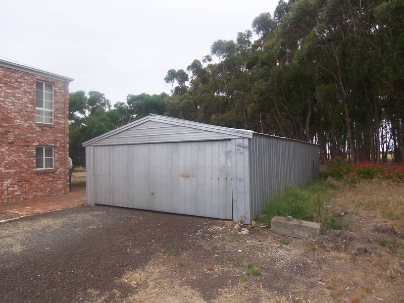 Stately 5 Bedroom Residence in rural setting Picture 2