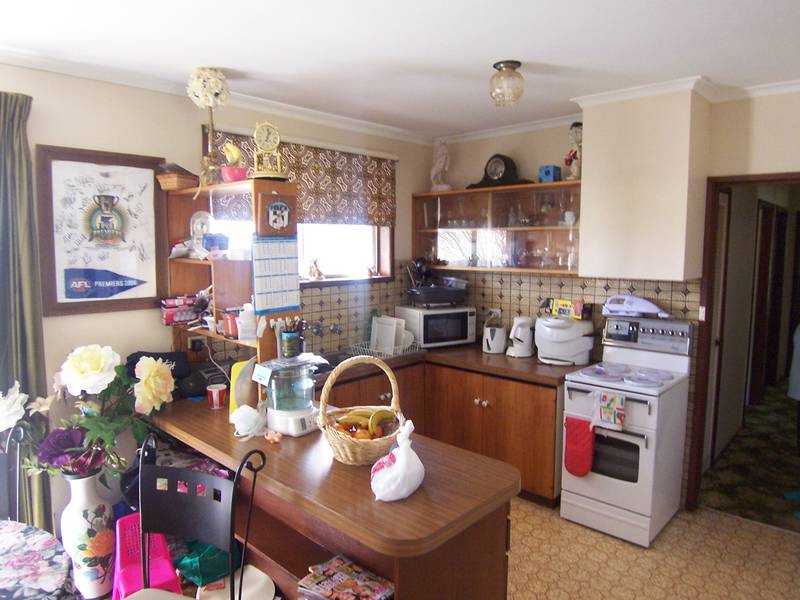 Affordable two bedroom unit Picture 3