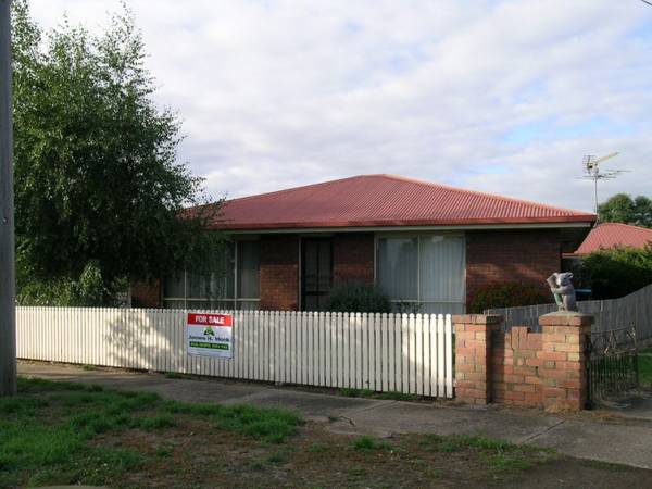 LOW MAINTENANCE 2 BEDROOM BRICK VENEER UNIT Picture 1
