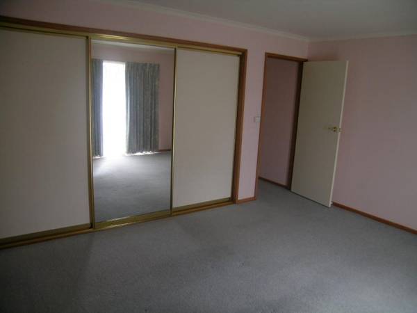 LOW MAINTENANCE 2 BEDROOM BRICK VENEER UNIT Picture 3