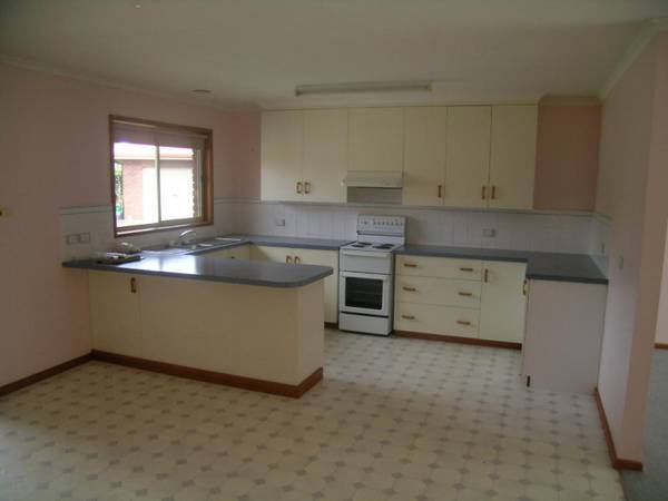 LOW MAINTENANCE 2 BEDROOM BRICK VENEER UNIT Picture 2