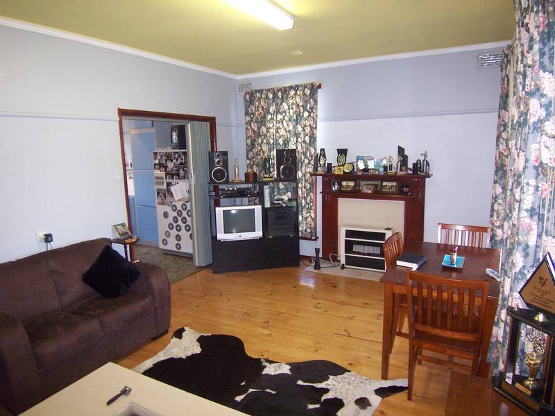 Pristine 2 Bedroom Weatherboard Picture 2