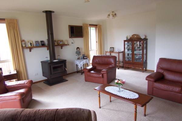 SUPERBLY PRESENTED HOME Picture 3