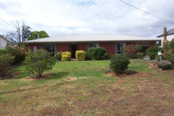 SUPERBLY PRESENTED HOME Picture 1