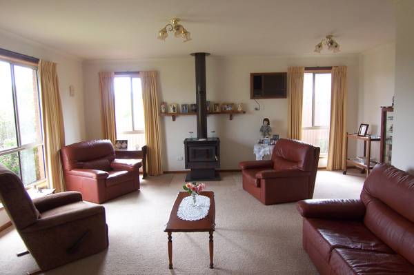 SUPERBLY PRESENTED HOME Picture 2