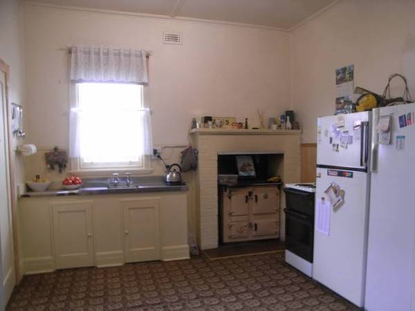 Stylish Art Deco Cottage Picture 3