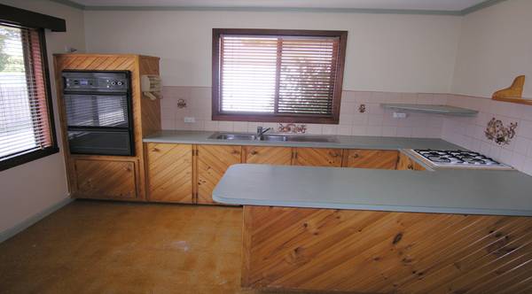 A GREAT FIRST HOME WITH A BIG SHED Picture 2