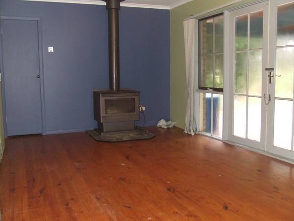 Only 12 Minutes from Town! Picture 3