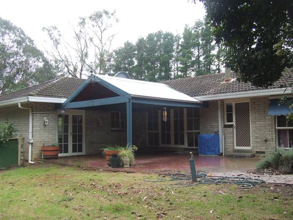 Only 12 Minutes from Town! Picture 1