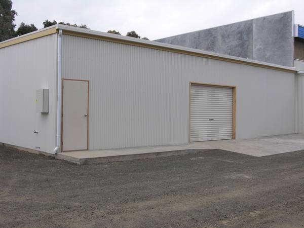 BRAND NEW BUILDING Picture 1