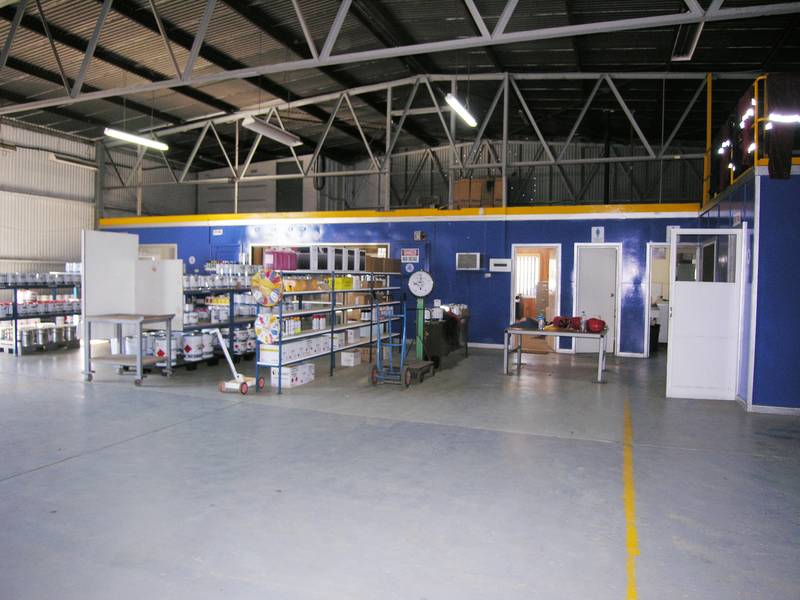 LARGE WORKSHOP/STORAGE AREA Picture 2