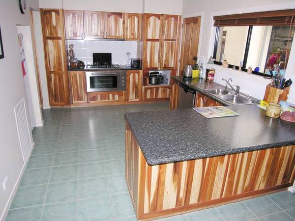 BEAUTIFULLY RENOVATED & SUPERBLY LOCATED Picture