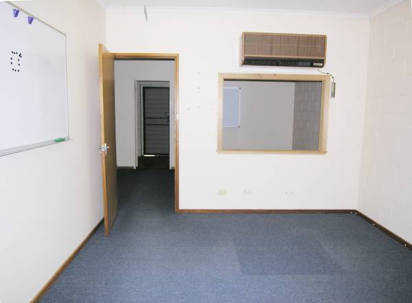 CBD LOCATED OFFICE/SHOP Picture 2