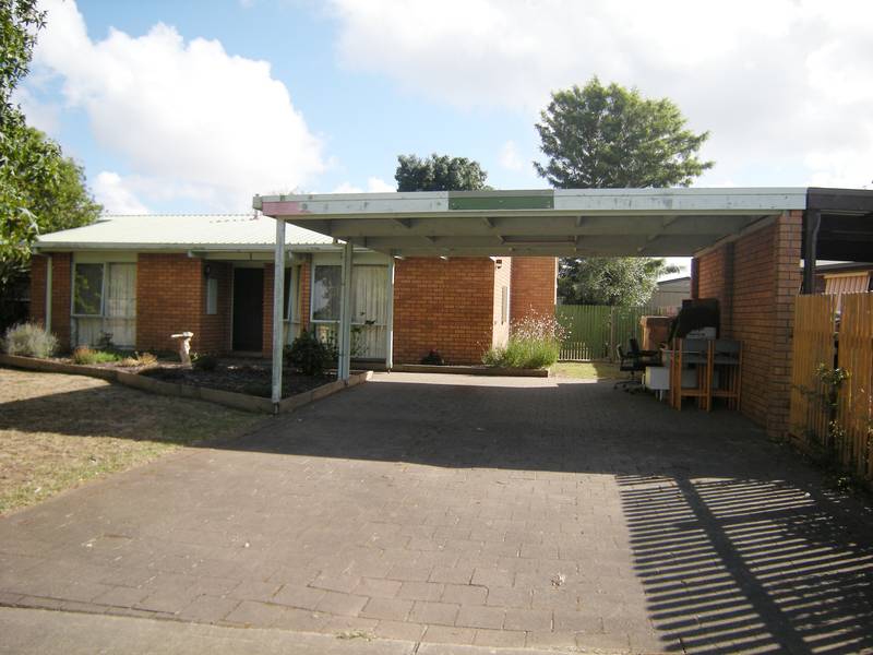 A LARGE HOME WITH ENORMOUS POTENTIAL Picture 1