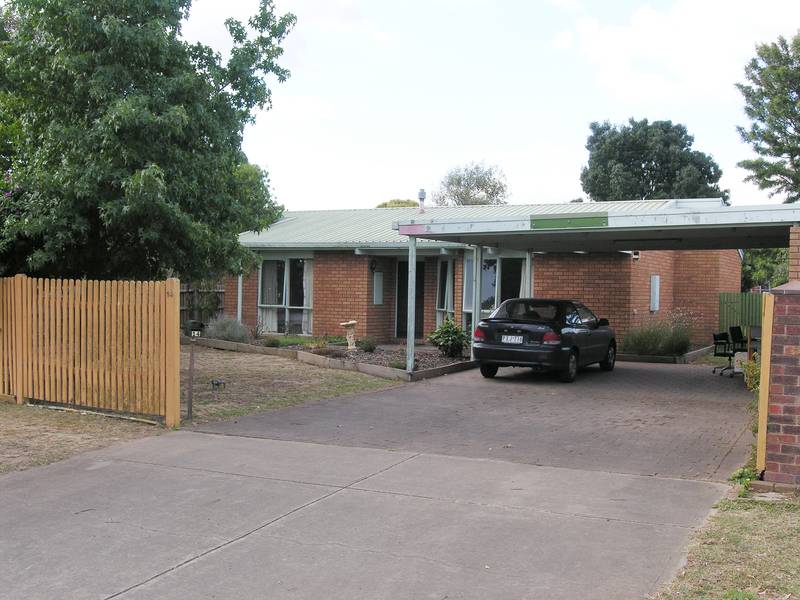 A LARGE HOME WITH ENORMOUS POTENTIAL Picture 2