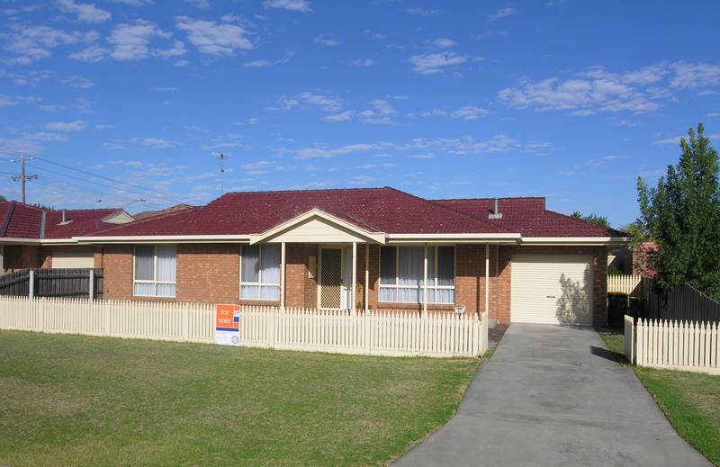 THIS SUPERBLY LOCATED 3 B/R VILLA Picture 1