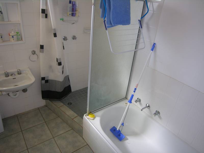 RENOVATED THREE BEDROOM FLAT Picture 3