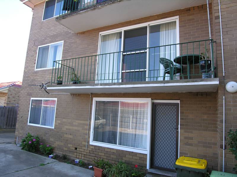 RENOVATED THREE BEDROOM FLAT Picture 1