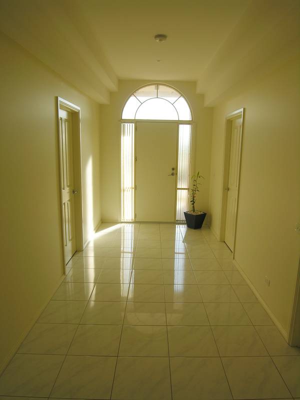 AN IMPRESSIVE FAMILY HOME ON AN ACRE OF LAND Picture 2