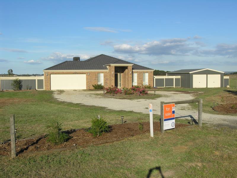 AN IMPRESSIVE FAMILY HOME ON AN ACRE OF LAND Picture 1