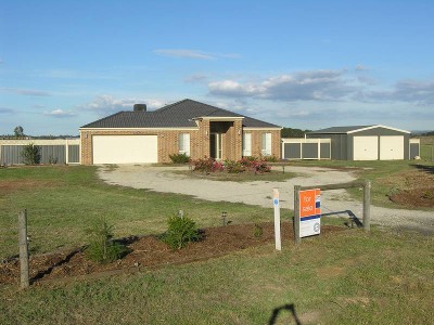 AN IMPRESSIVE FAMILY HOME ON AN ACRE OF LAND Picture