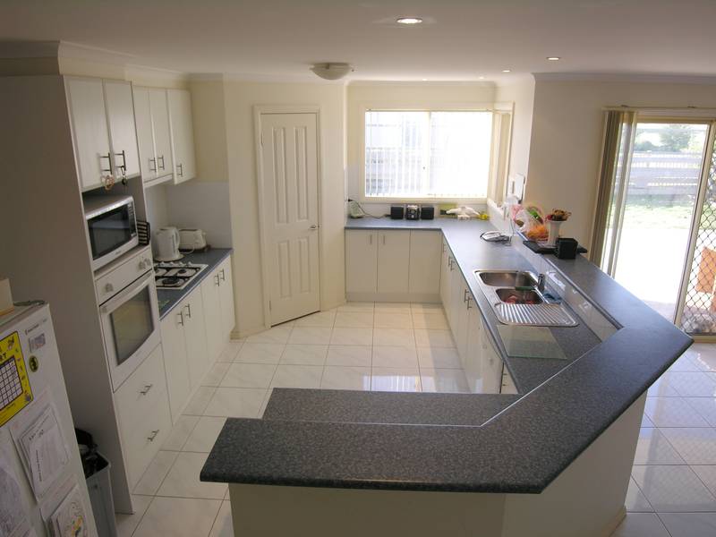 AN IMPRESSIVE FAMILY HOME ON AN ACRE OF LAND Picture 3