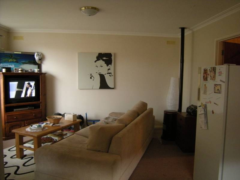 Spacious 1 Bedroom Unit! Picture 3