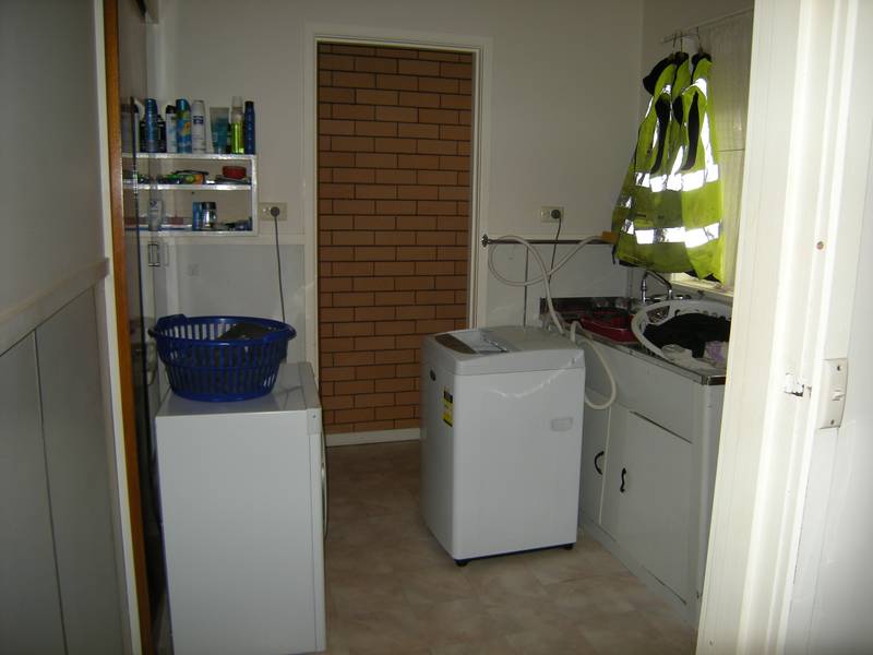 Spacious 1 Bedroom Unit! Picture 2
