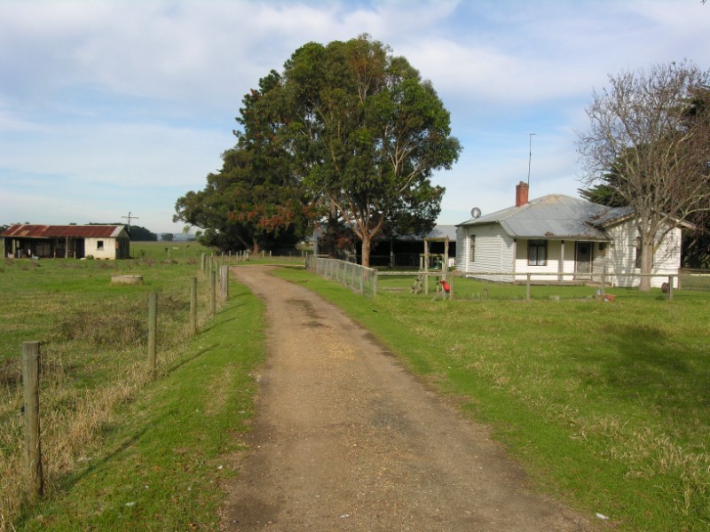 AN OLD HOUSE ON 1.597HA ( 3.96 Acres ) ON THE EDGE OF SALE Picture 3