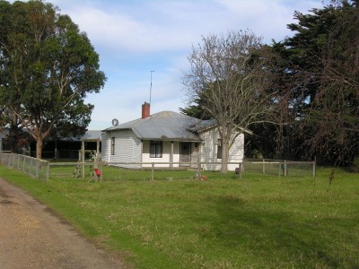 AN OLD HOUSE ON 1.597HA ( 3.96 Acres ) ON THE EDGE OF SALE Picture