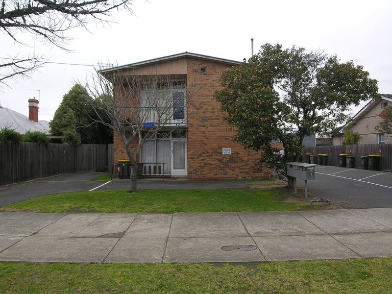 A CHEAP FLAT IN A BRILLIANT LOCATION Picture 2