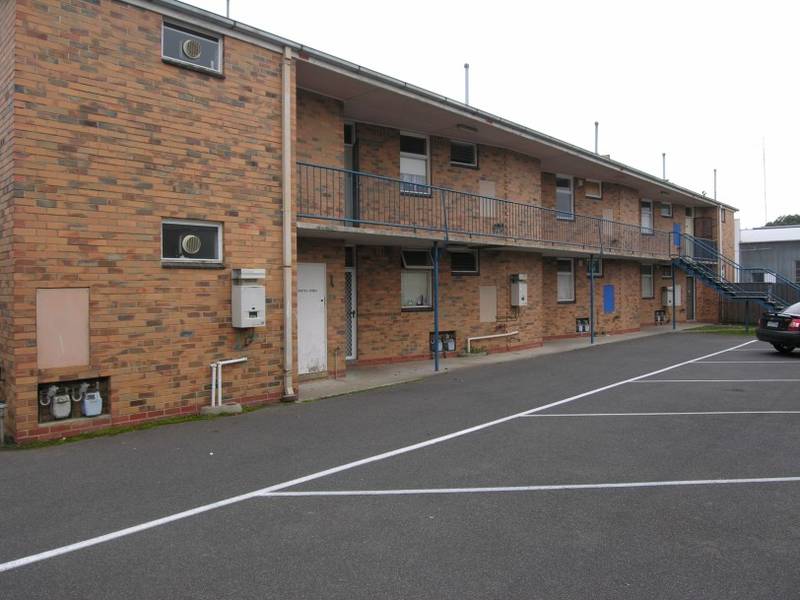 A CHEAP FLAT IN A BRILLIANT LOCATION Picture 1