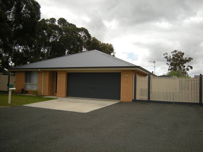 Immaculate Family Home! Picture 1