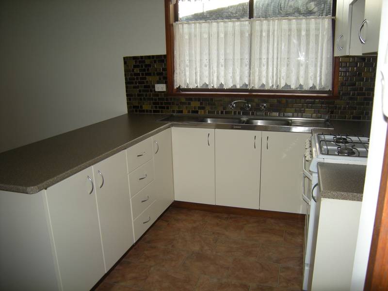 Neat & Tidy Throughout! Picture 3