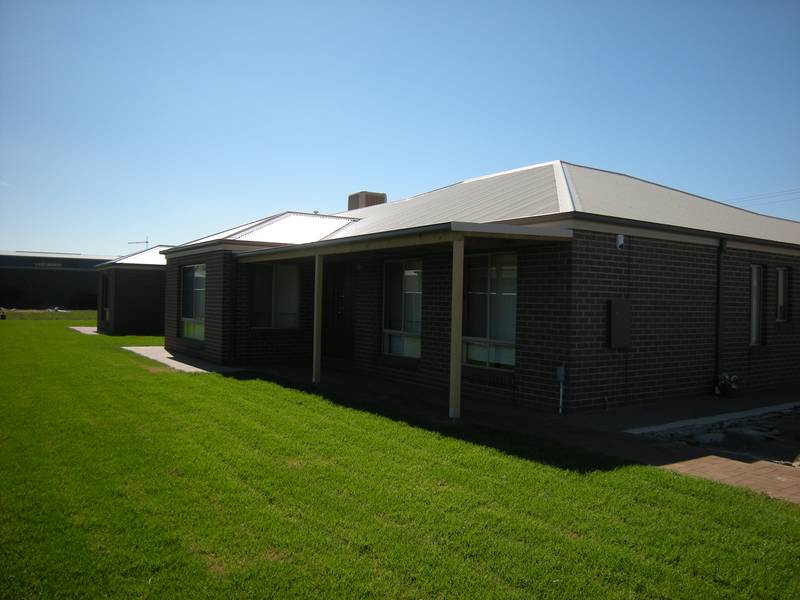 Large Family Home on 1 Acre in town! Picture 1